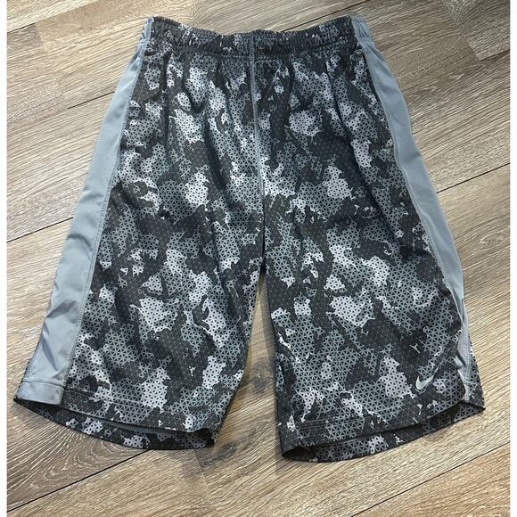 Nike Boys Black and Gray Shorts Size XL Athletic Loose Fit Basketball Shorts - Picture 4 of 4